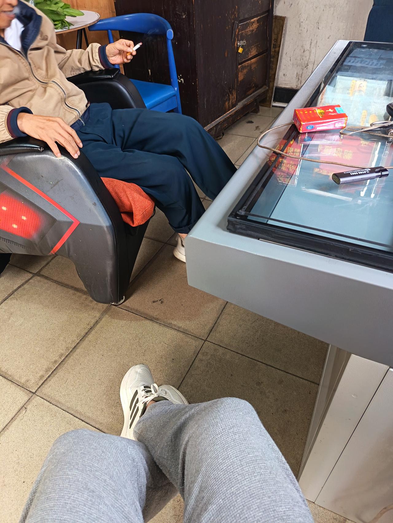 人老了就没有用了，两条腿就经常够不上劲。

昨天早上7点半，去菜市场溜达了一圈，