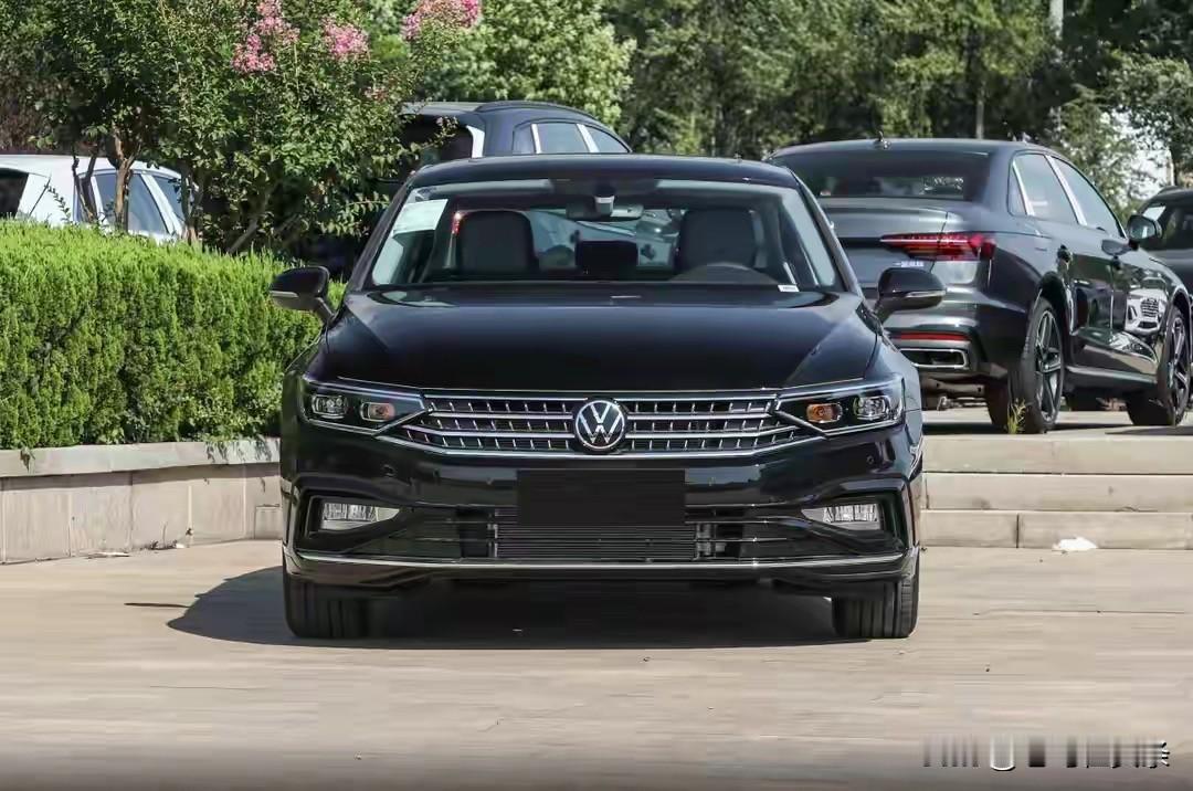 帕萨特和迈腾选哪个，这还挺让人纠结。帕萨特外观时尚，线条流畅，更符合年轻人的审美