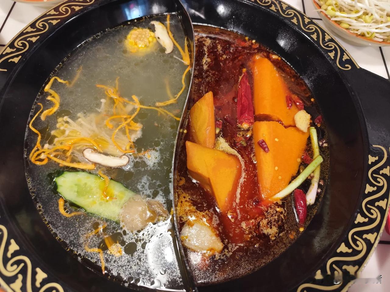 晒图笔记大赛这才是重庆火锅该有的样子，吃到我浑身值冒汗，真爽。发明鸳鸯锅的人真厉