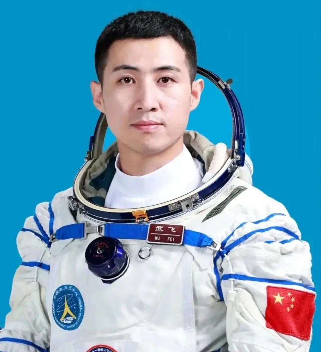 大家发现没有，
有个奇怪现象，

就是航天员那么多，但是却几乎都是没有国外留学回