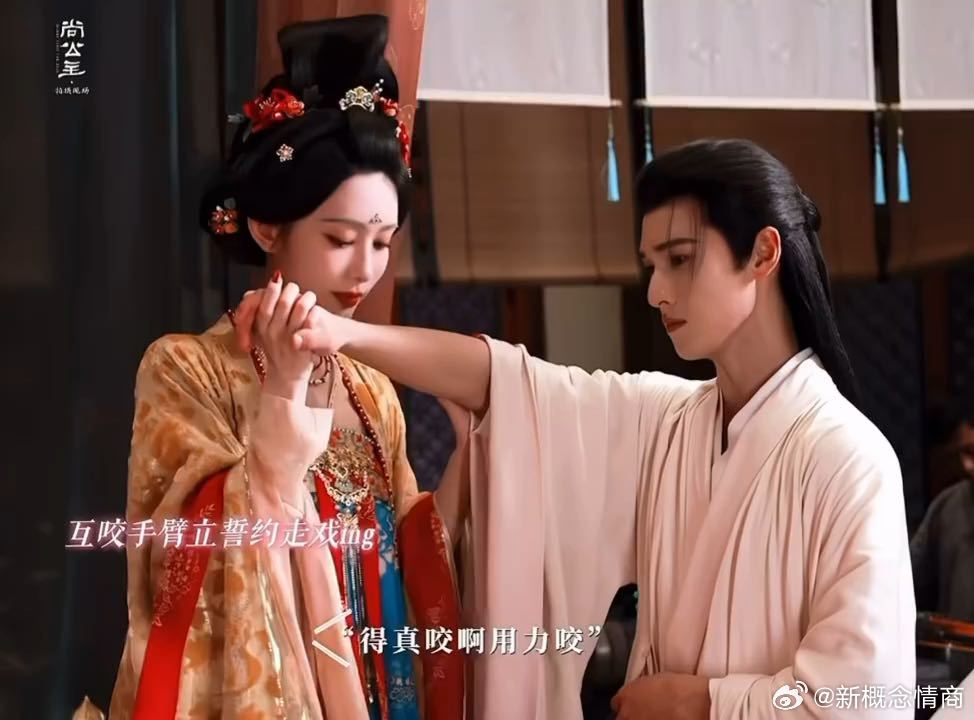 孟子义给李昀锐看他咬的牙缝孟子义李昀锐情侣咬痕 说实在的这个孟子义给李昀锐看他咬