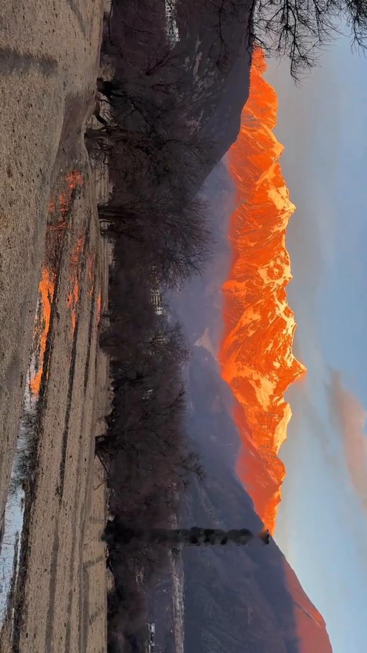 大家别眨眼，把手机横过来。看看这个是什么？南迦巴瓦峰的日照金山，满金的金山。传说