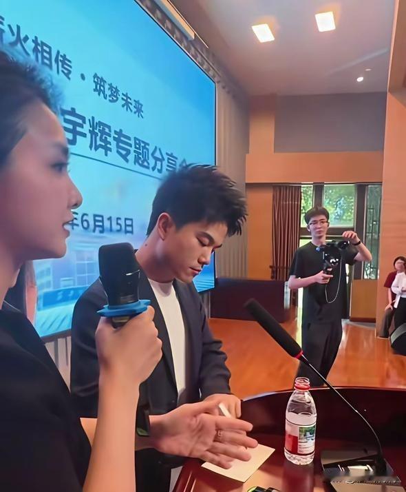 董宇辉一回母校，
西外招生办直接笑了！
马上就要填志愿了，这不就正好吗？直接躺赢