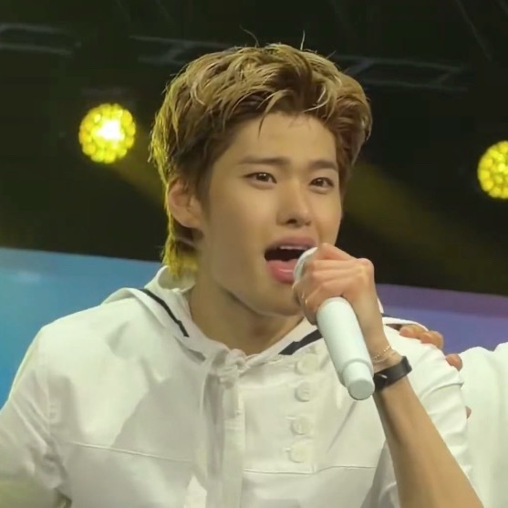 今天这个发型最满意的就是后面这一撮小发尾 