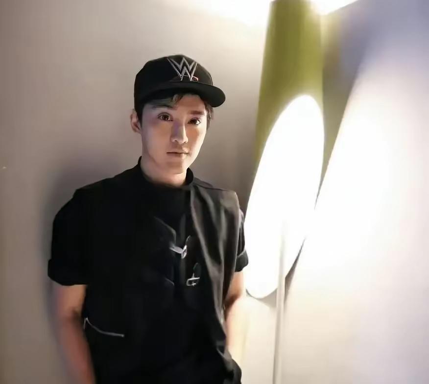 35岁的罗歌手被抓，警方搜出成箱有~原料和整套~~设备，涉案金额七百万。
一个歌