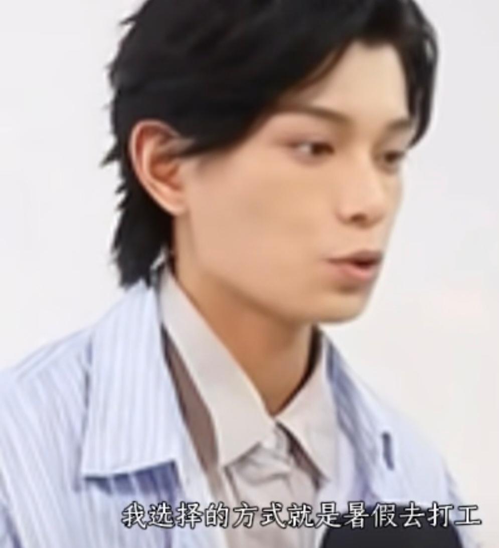 丁禹兮自爆自己走上演员之路的经历，说:“手上能有一些我自己可以支配的钱，我选择的