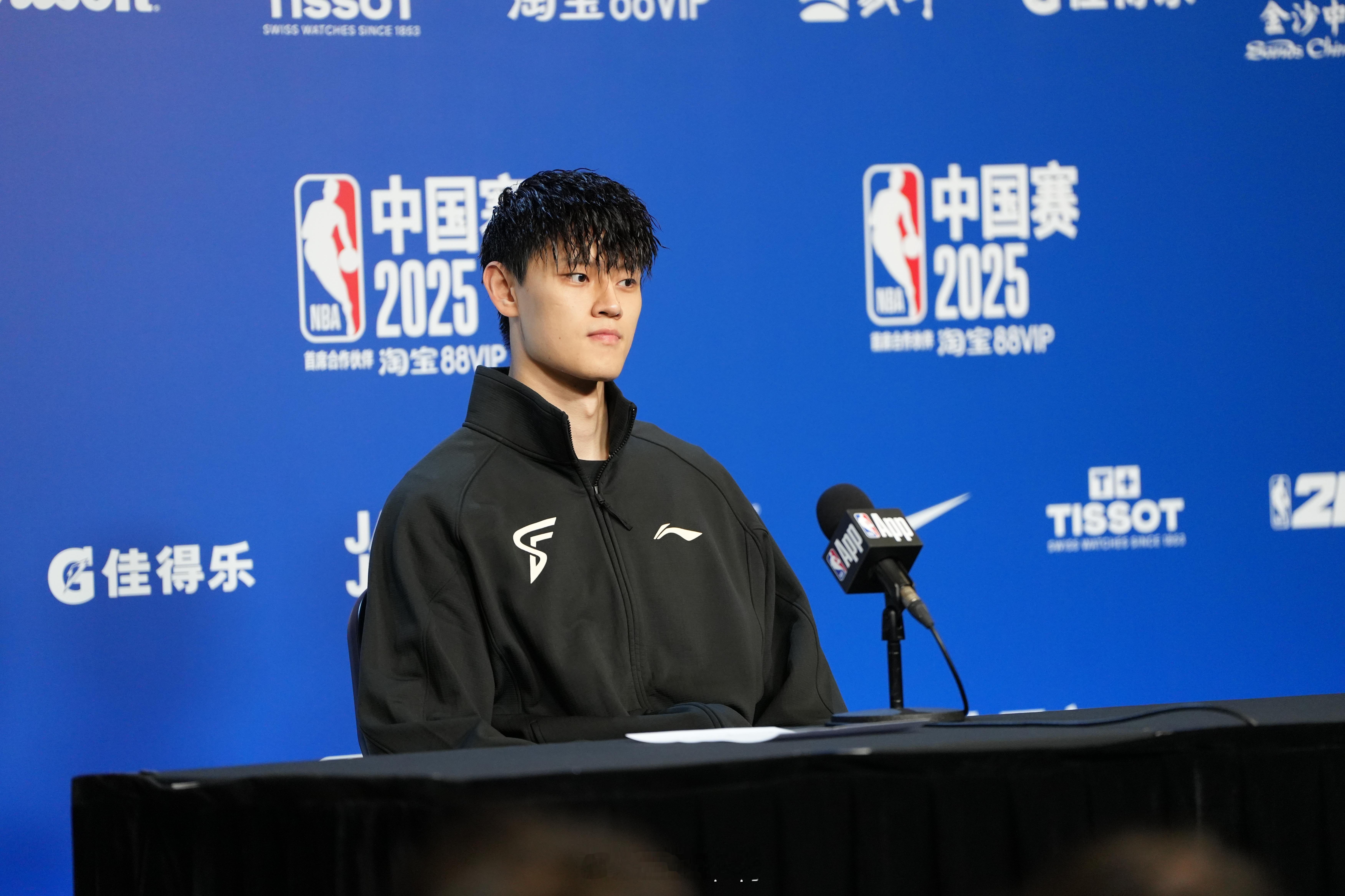 NBA中国赛2025 发布会上的小曾，能听出来，对这场并不满意。这是他受伤后打的