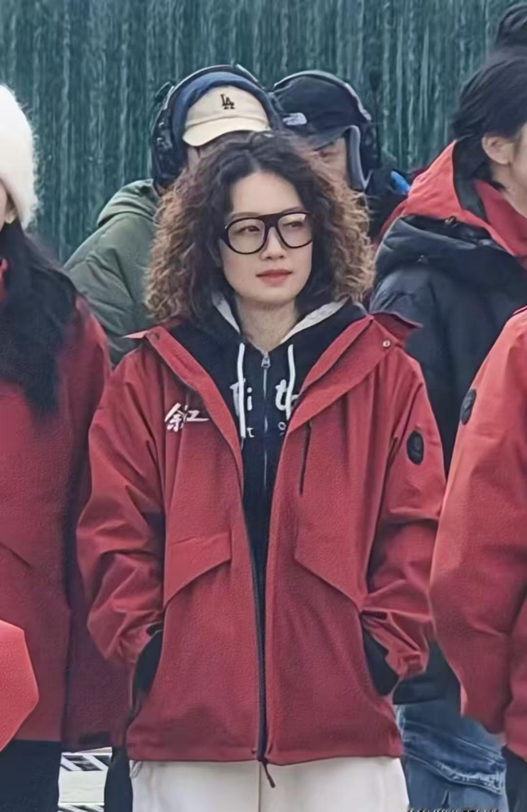 别再骂马伊琍的新发型“土”了。
她正用这个头，扇了所有“花瓶演员”一记耳光。
狗