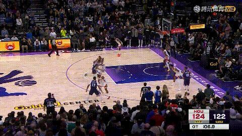 火箭vs国王德罗赞突破吸引防守注意力，突然传给底角的施罗德，施罗德命中反超三分。