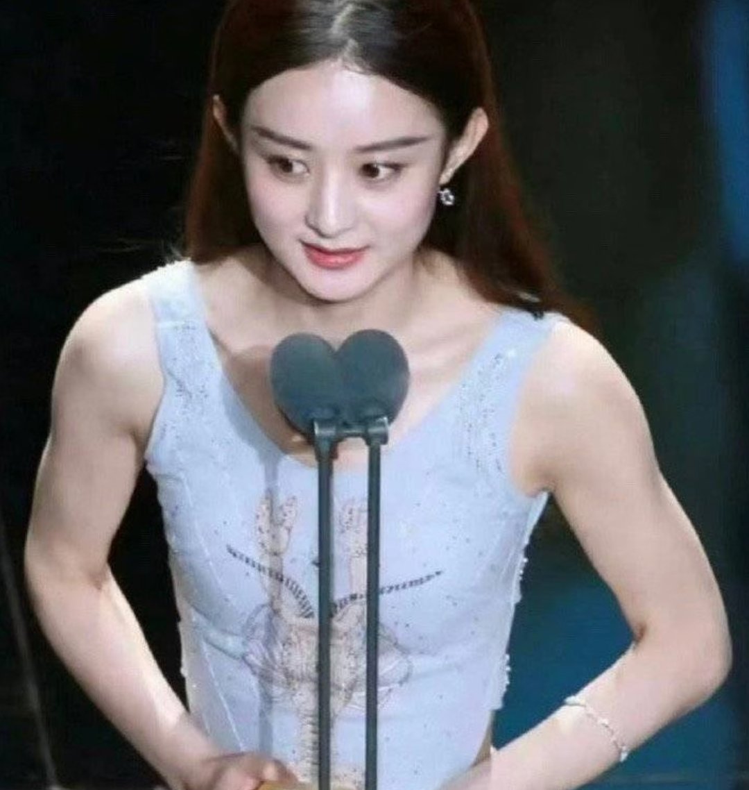 女明星们晒自己的肌肉💪🏻 ，健康与力量美[送花花][送花花] ​​​