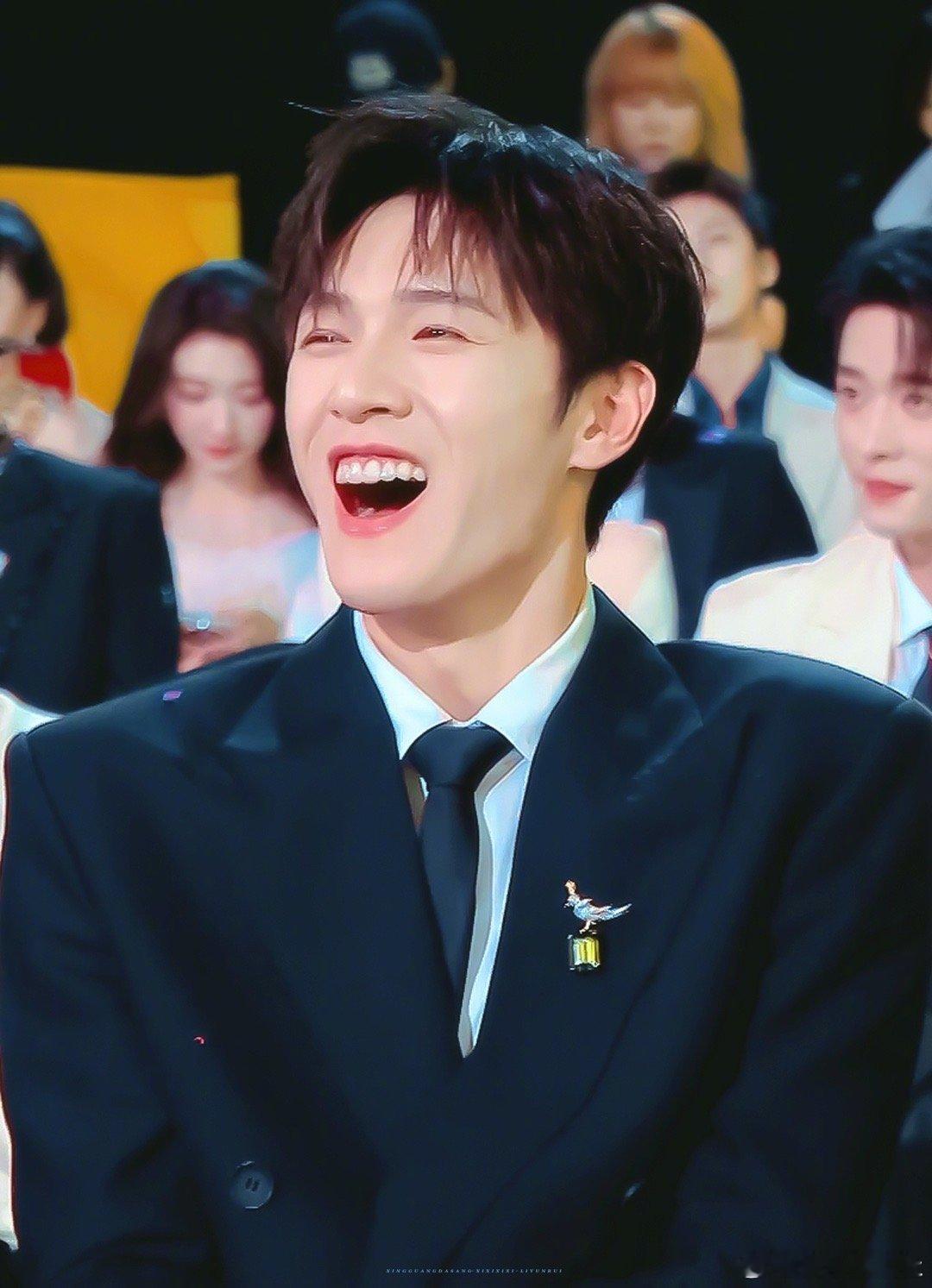 哈哈哈哈哈哈，好想知道李昀锐哥哥怎么做到一直保持微笑，偶尔还大笑的！｜李昀锐