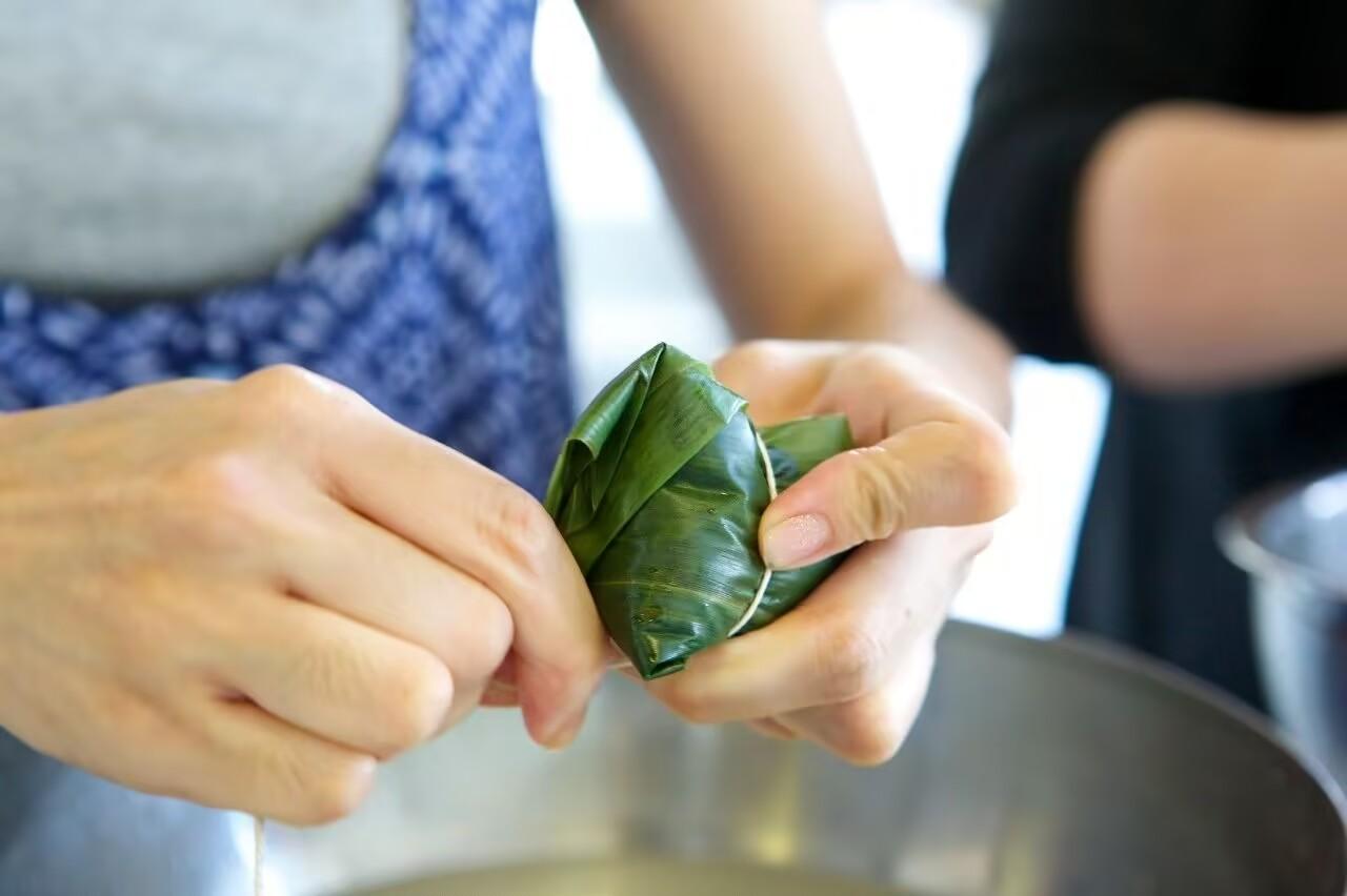 亲爱的家人们，大家中午好！
 
端午良辰，粽香满堂，愿大家平安顺遂、喜乐常伴。