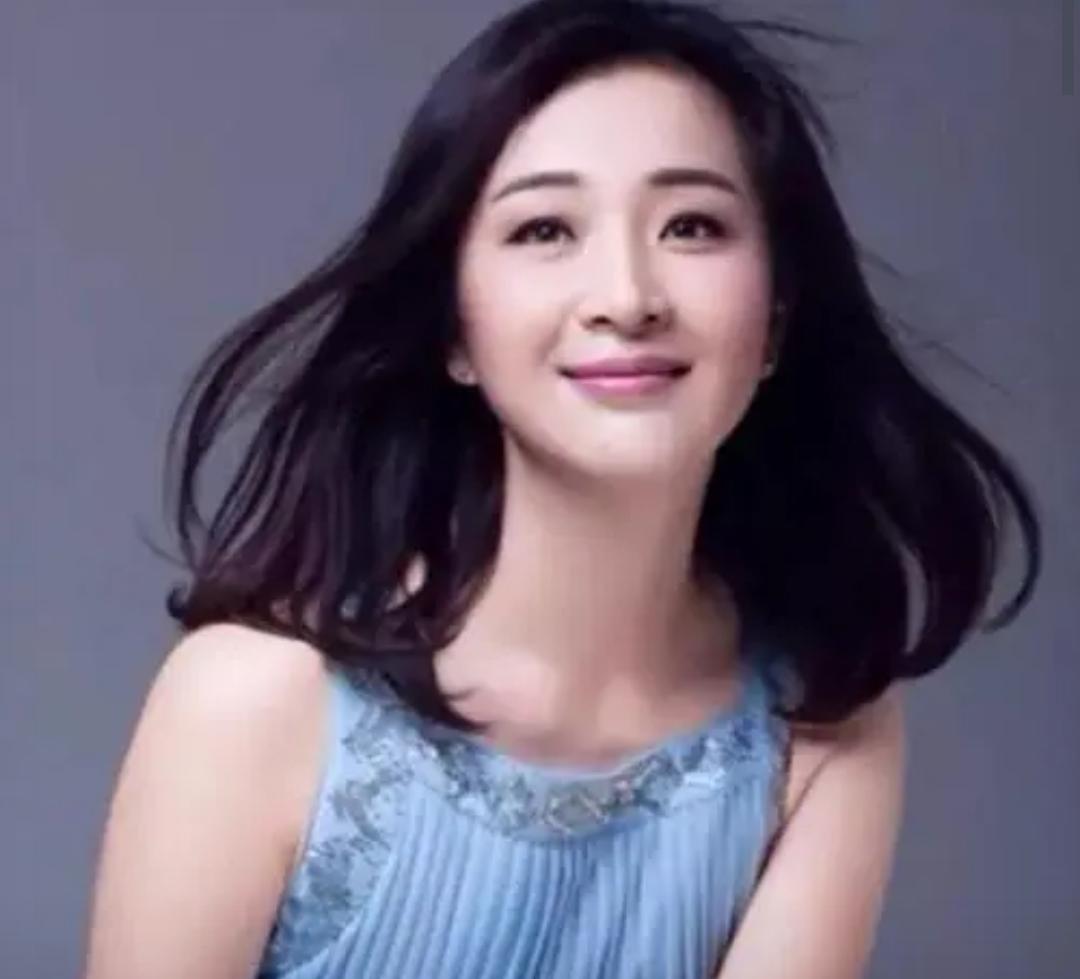 演员杜珺：与前夫张嘉译离婚后，他娶妻生女，而她人生状况怎样？
娱乐