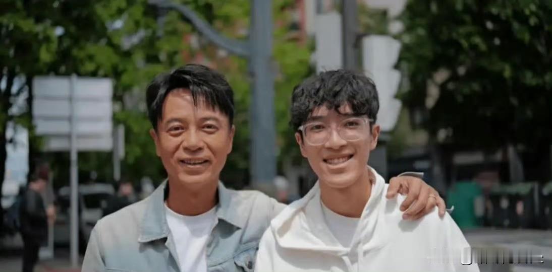 李克勤19岁儿子罕见露正脸，眉眼五官几乎跟年轻时的李克勤几乎一模一样。更难得的是