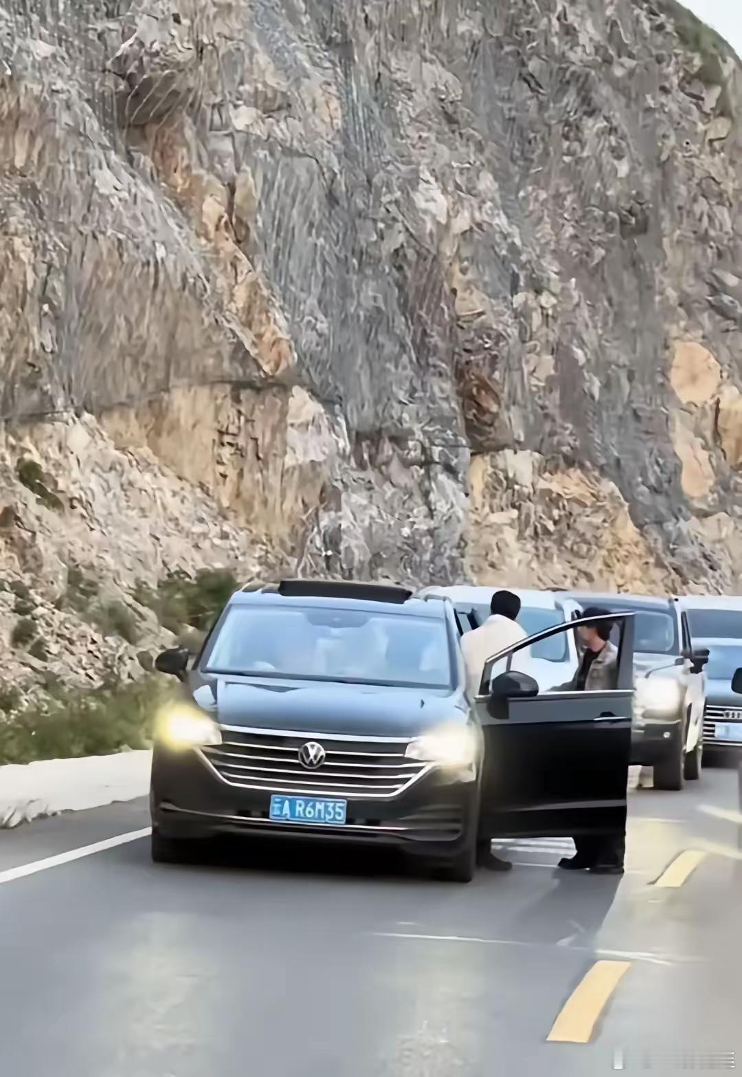 独库公路上故意堵路别车的云AR6M35车主，你们可能摊上大事了！在此预言，一周内