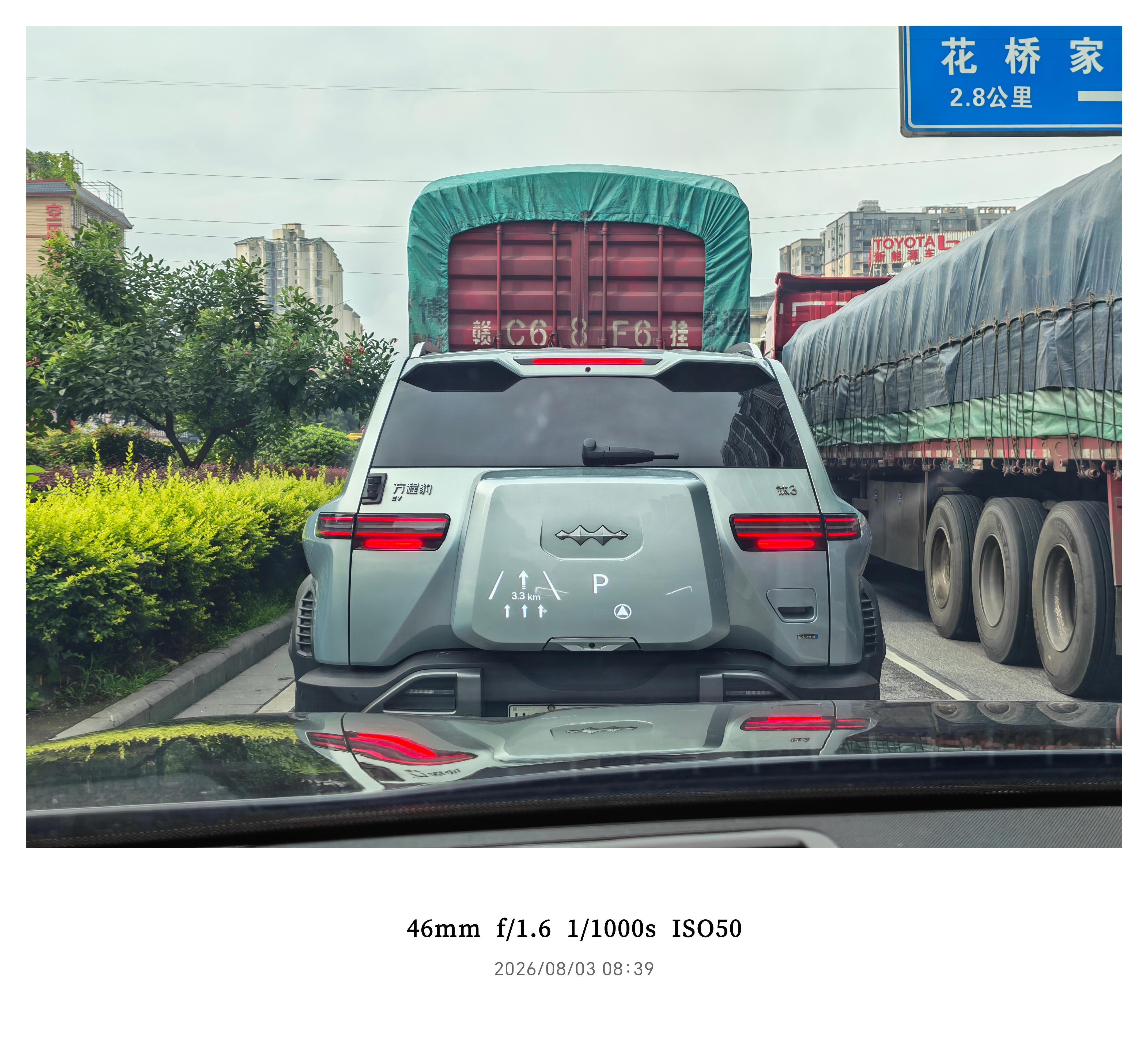 去高铁站的路上偶遇一台方程豹钛3，这小书包好看哦！ 