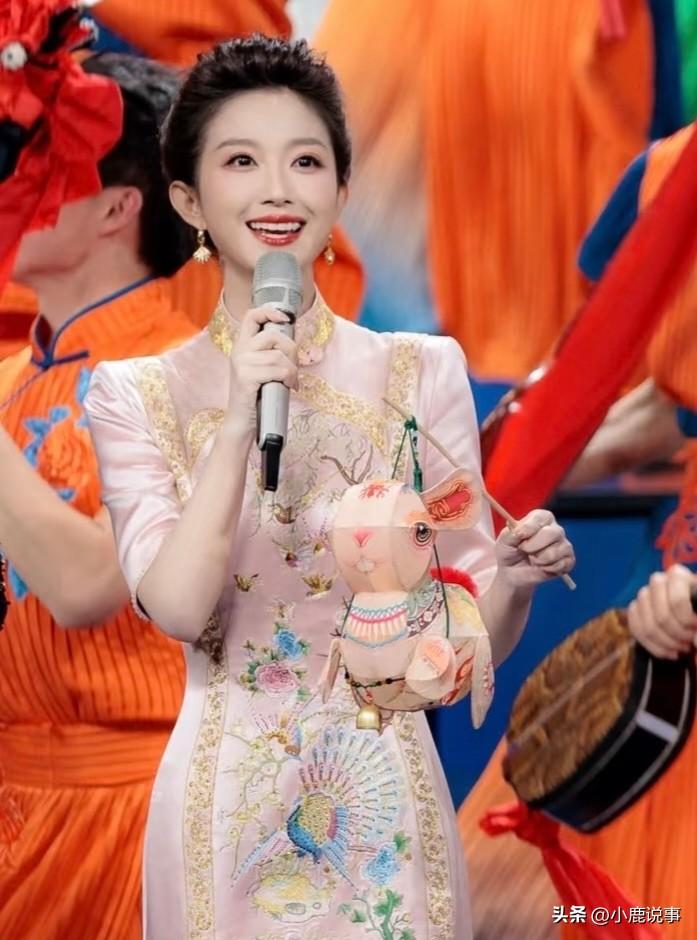央视元宵晚会这波被刘心悦彻底拿捏了！39岁凭一套烟粉定制旗袍直接封神，烟粉底色清