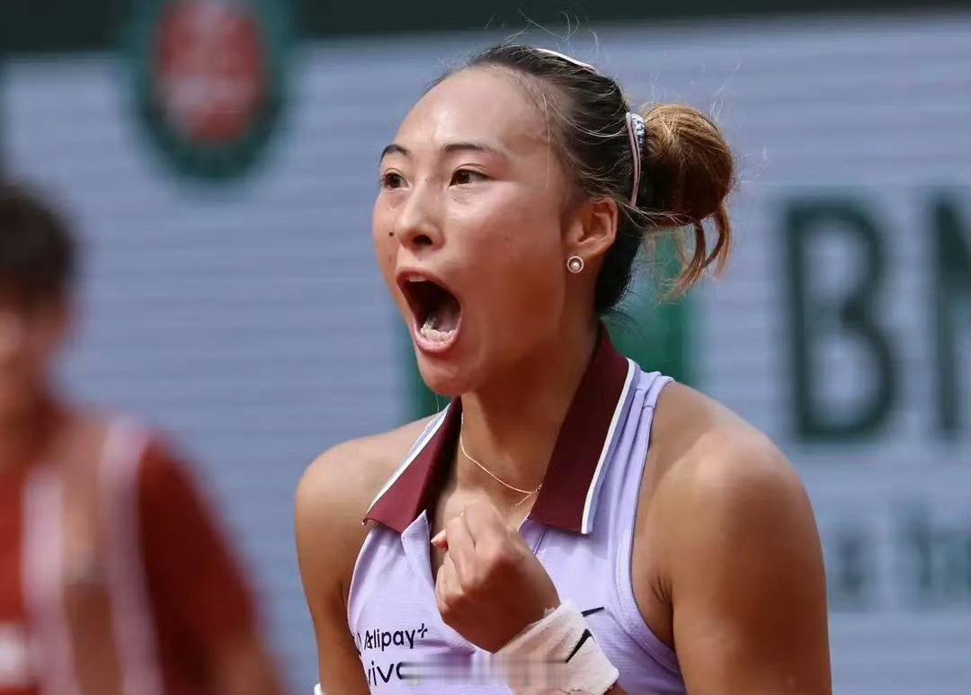 郑钦文谈跟萨巴伦卡一起训练郑钦文在备战WTA1000罗马站期间，与世界排名第一的