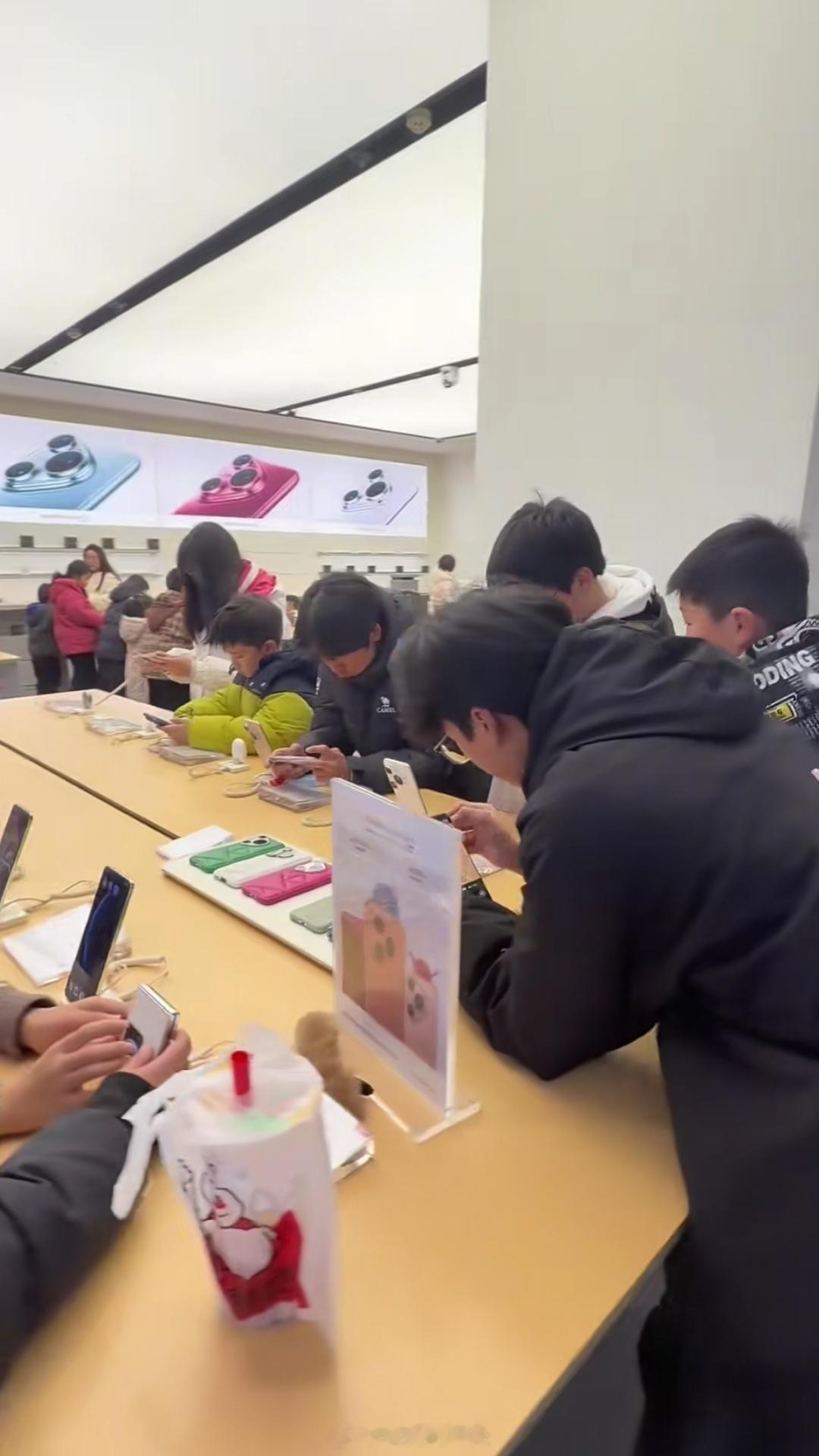 奇了怪了，今年的华为专卖店变成网吧了，好多小孩都在里面玩手机 