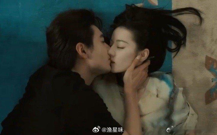 #他一下就亲到了我的上巴#哪个天才想的这个词条，让我莫名其妙笑了一下，你别说说的