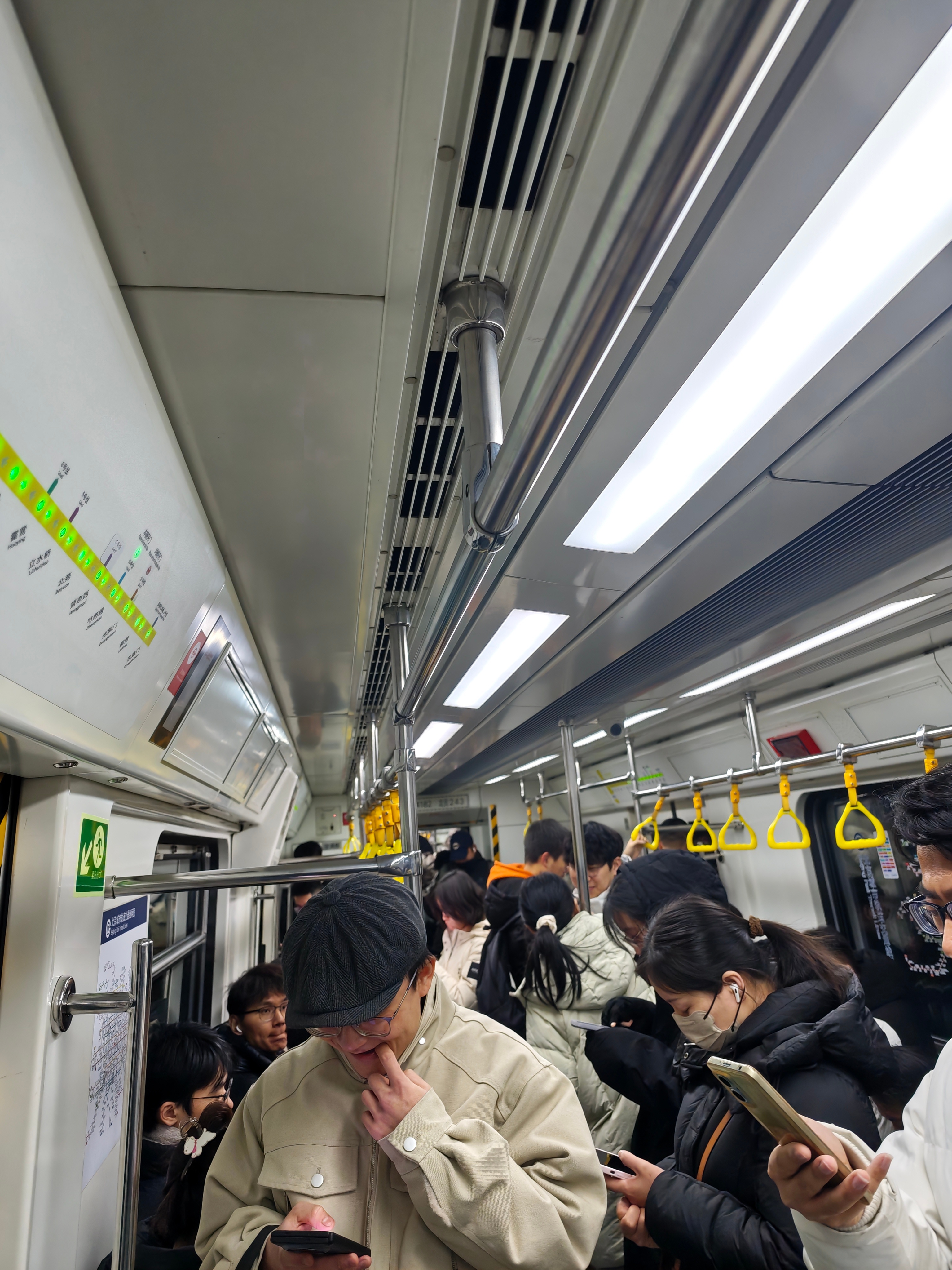今天是圣诞节，十点多的北京地铁人居然还这么多