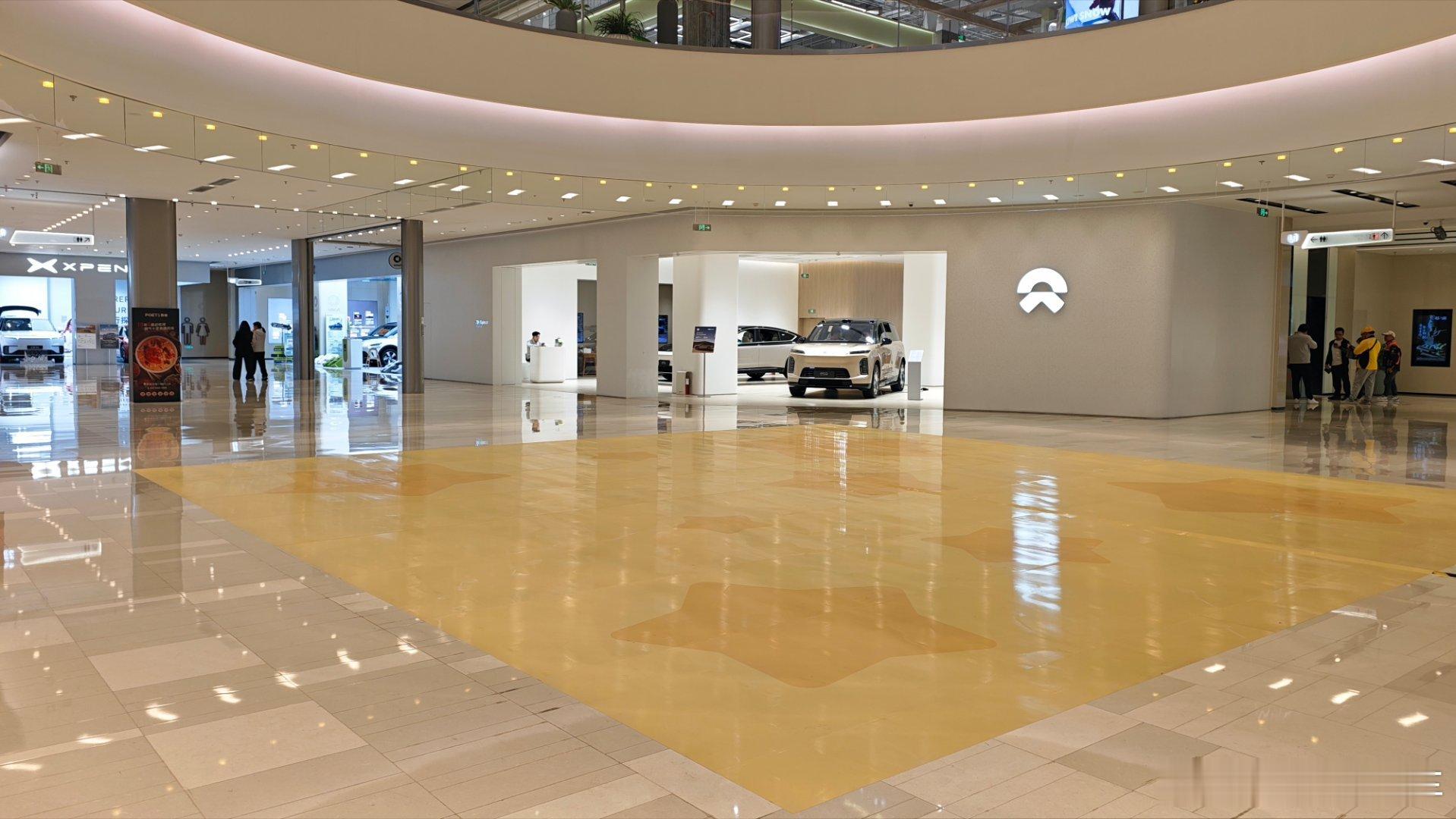 这是我最常去的南京蔚来的一个门店，蔚来门前的这个位置，在半年前是兵家必争之地，自