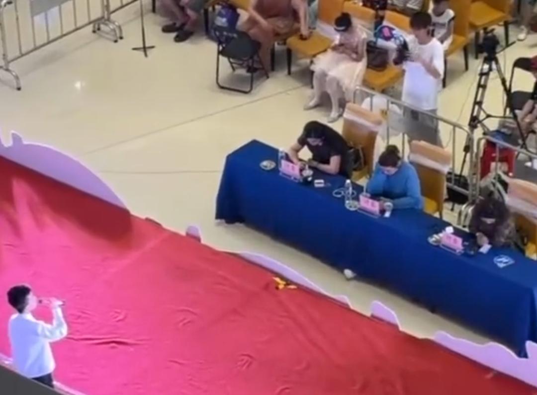 你是老师、你是评委，孩子们诚惶诚恐在表演，你这是什么姿态？！
前不久，广西桂林一