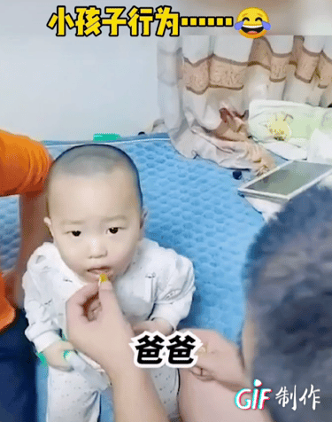 宝爸手里拿着零食，引导孩子叫“爸爸”，结果下一秒，宝宝的行为却让人忍俊不禁，不少