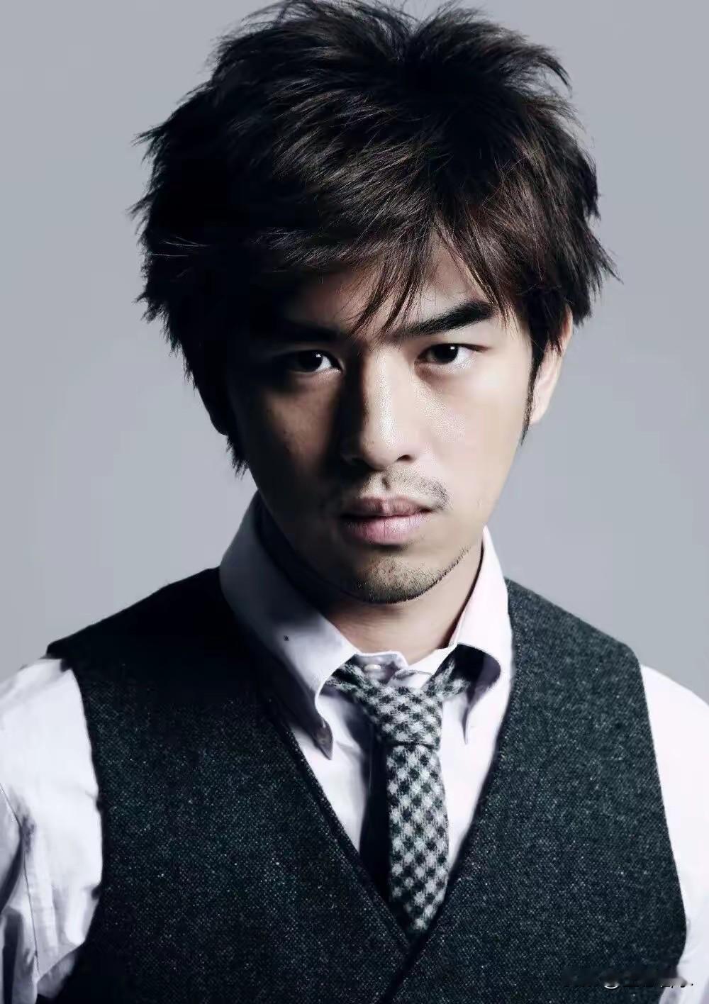 陈柏霖这次被抓，其实一点也不冤
因为早在2011年左右，他就以“气喘病”为由获得