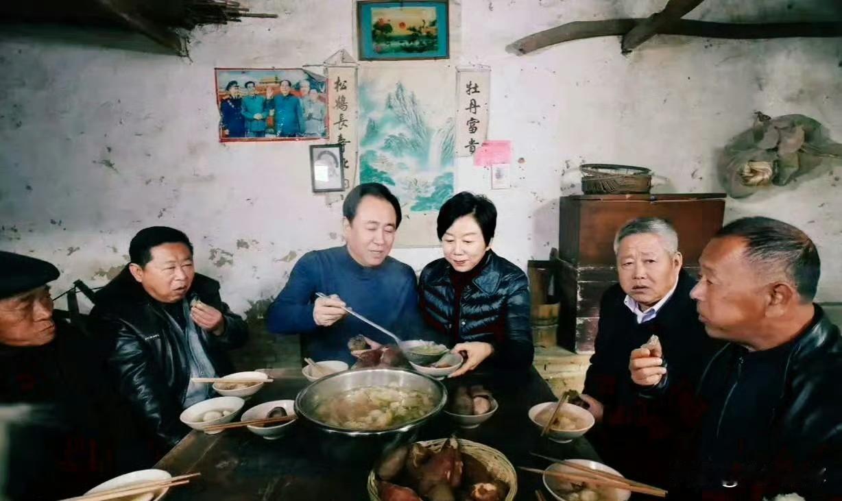 许家印能带着老婆回老家吃忆苦饭，说明他心里还有人性。客观来讲，许家印绝对是一代人