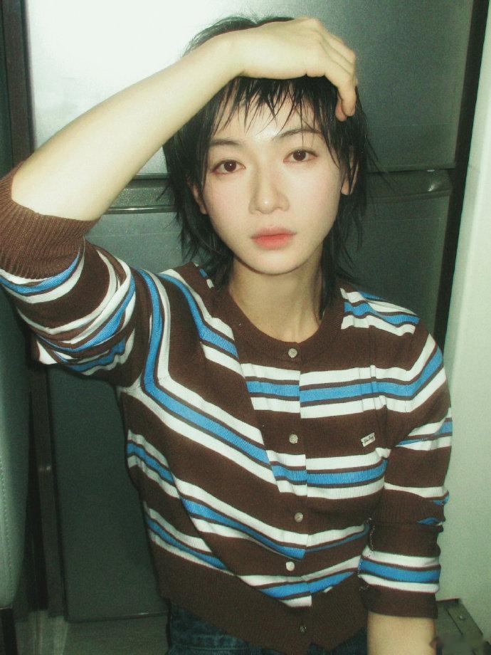 吴谨言短发胶片照 吴谨言短发胶片照，短发条纹上衣造型，胶片质感随拍随性又帅气啊~