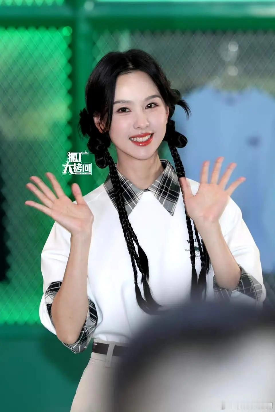 这么一看陈都灵还真像美妆蛋[允悲] ​​​
