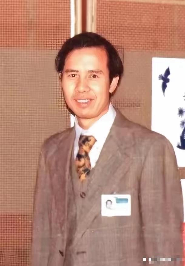 [太阳]1985年11月，我国外交官何存峰乘坐美国客机飞往纽约，在飞行途中，何存