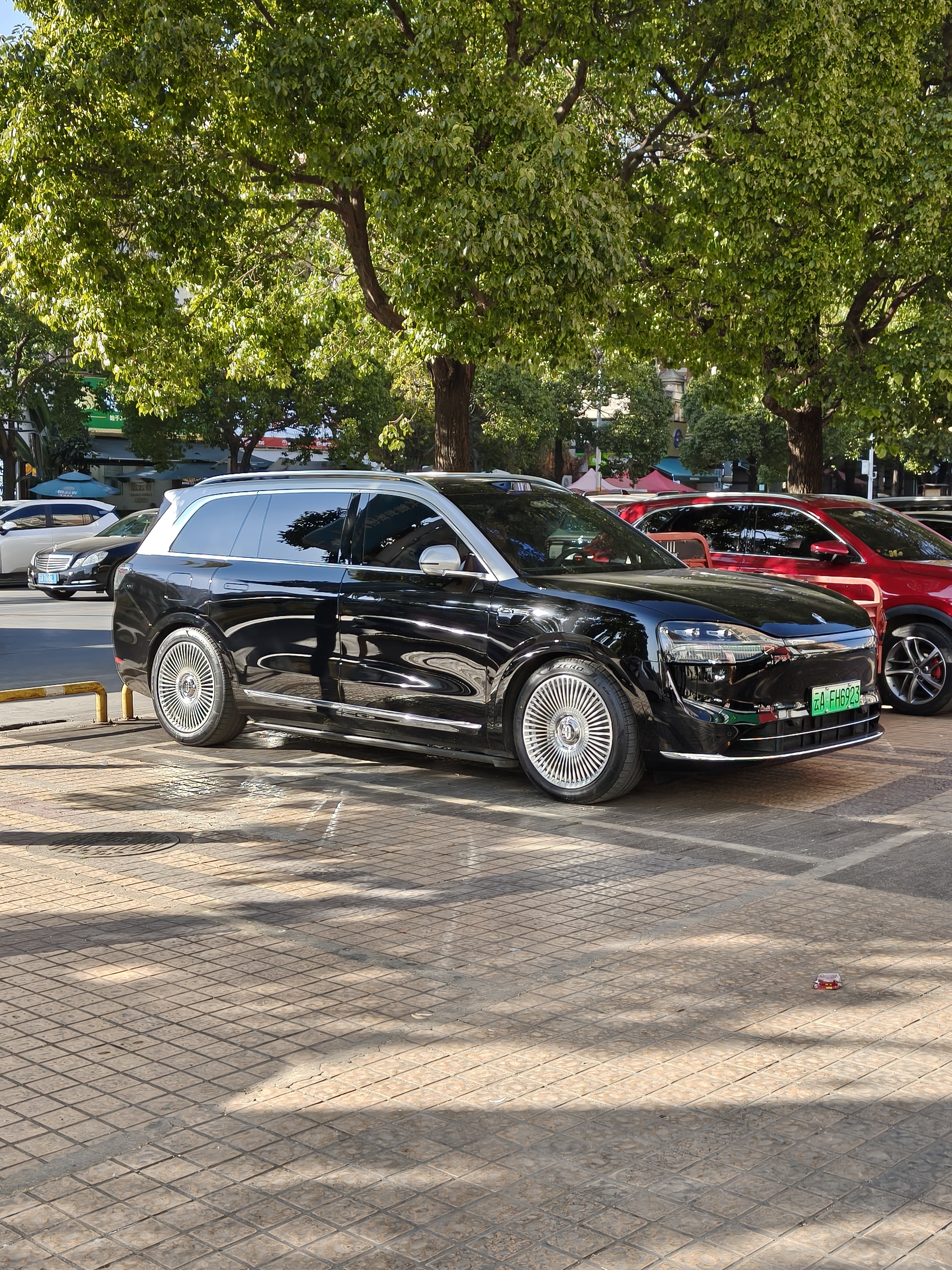 问界系列配这个轮圈，太云南经典审美了，好好好。W220 S600怎么用上了W22