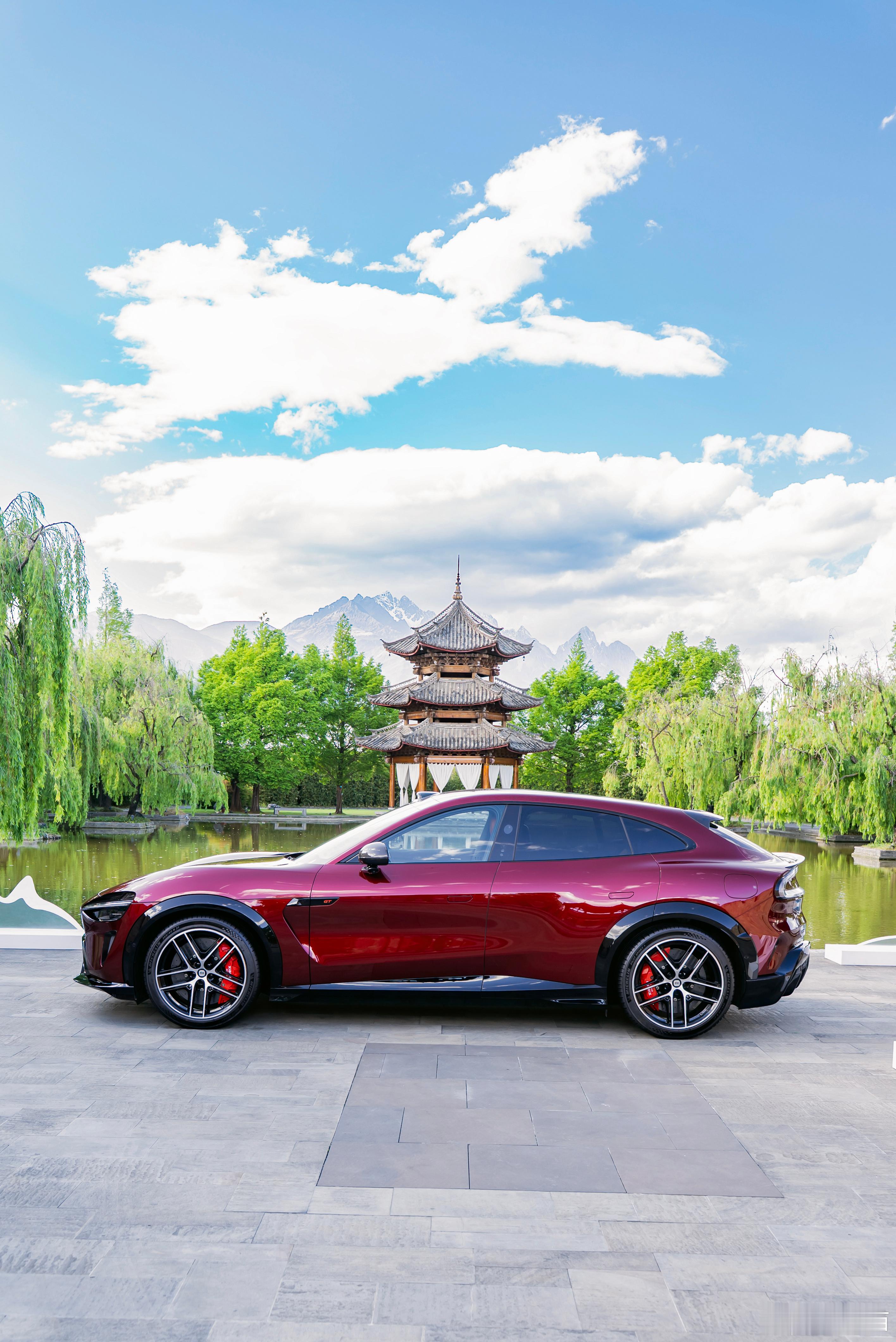 小米YU7 GT 全新配色 —— 车厘子红（Crimson Red）。这是一款真