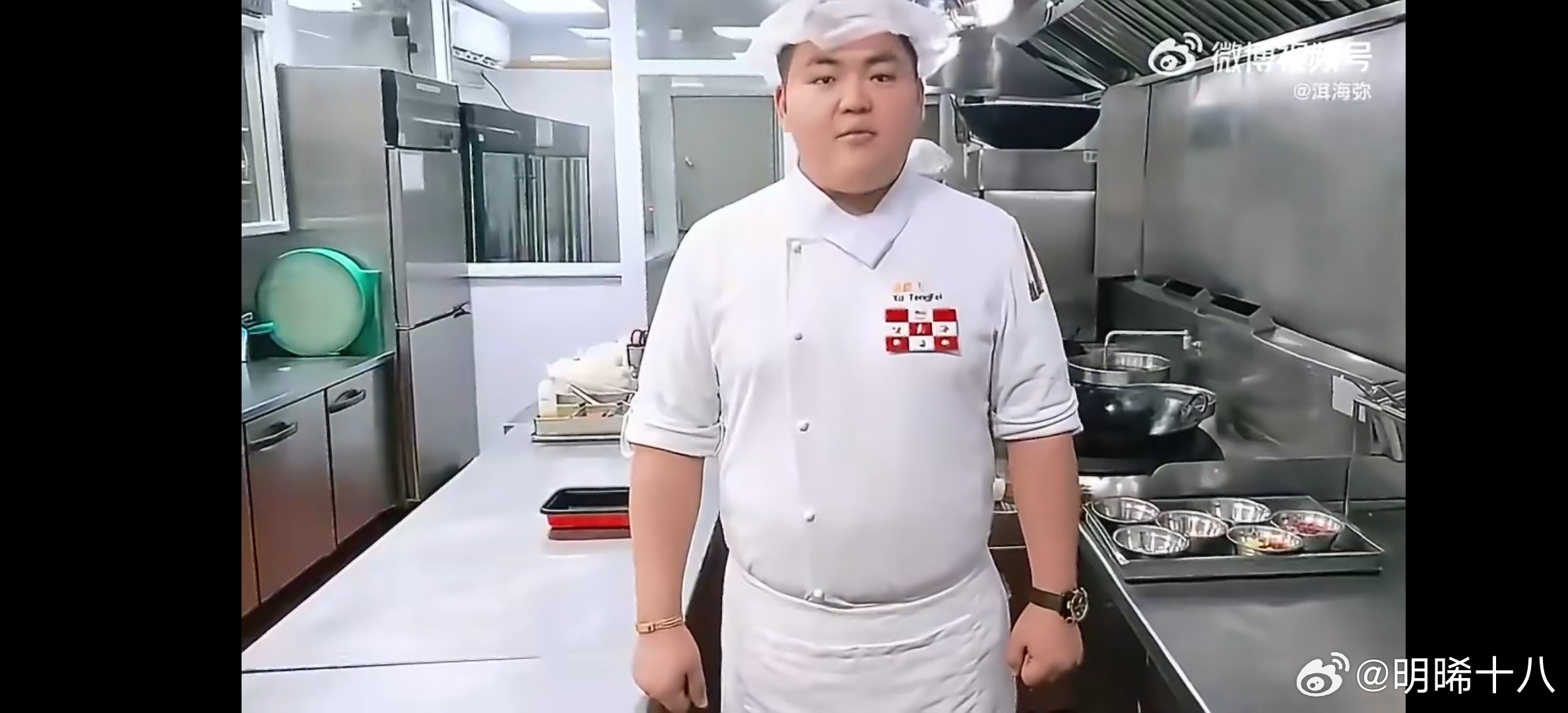 西贝厨师长戴手表和手链下厨引热议这位西贝的厨师长炒菜时不但戴着手表和手链，而且还