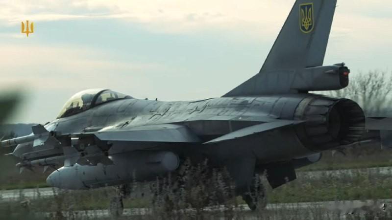 乌克兰空军F-16MLU战机在某机场进行维护作业。可见其挂载点配备AIM-9M“