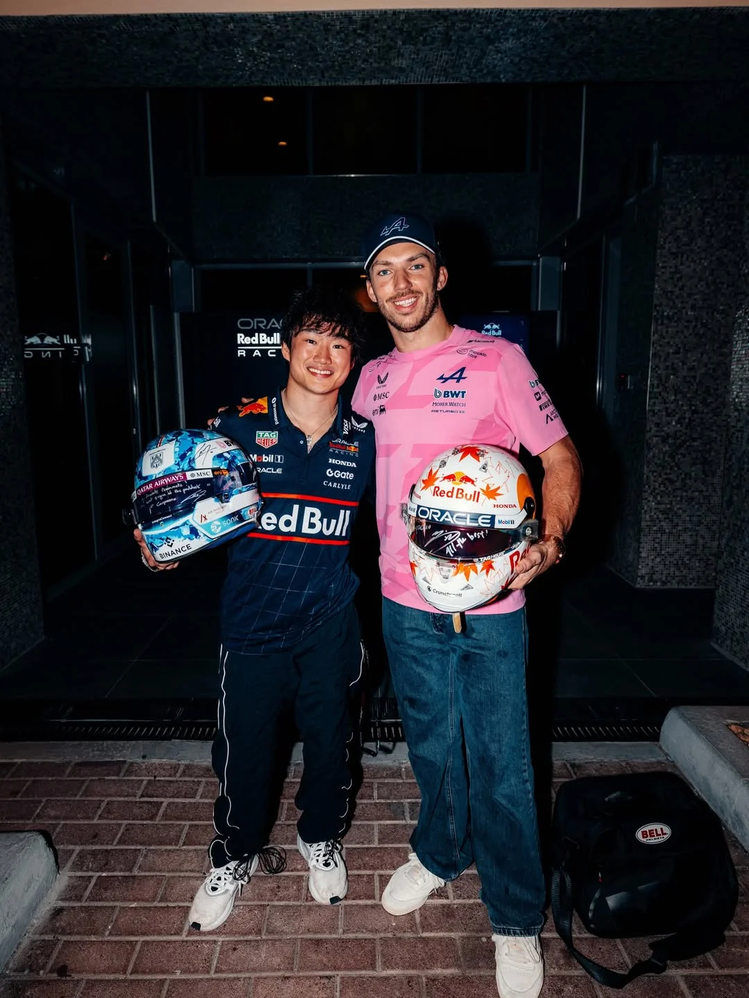 角田和加斯利赛后互换头盔没有过多的言语，两人在社交媒体上都各自发了一个❤️F1 