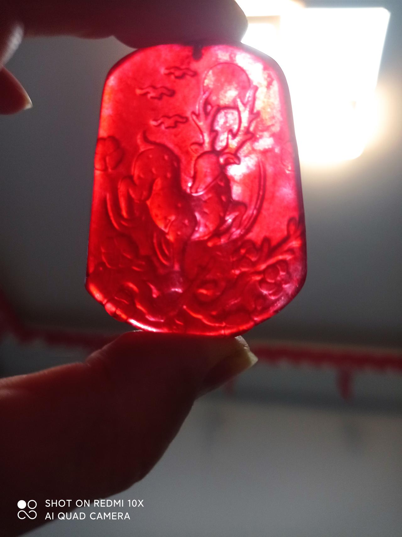 新疆红宝石之戈壁宝石光，那可真是大自然的馈赠。
“沙漠舍利，宝石红光！
鸽血之红