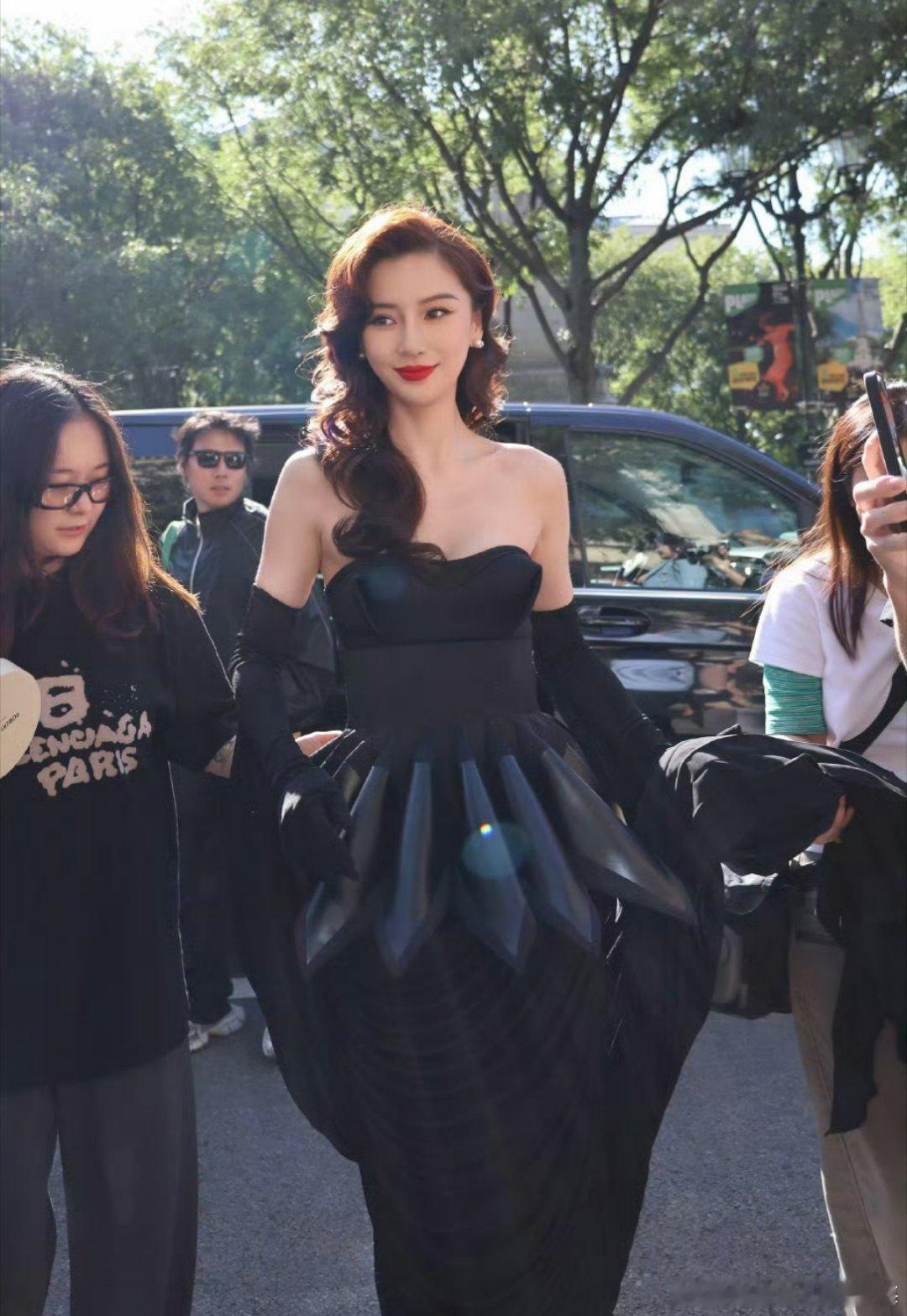 angelababy 妈妈级别angelababy简直妈妈级别！鱼尾造型裙子+复