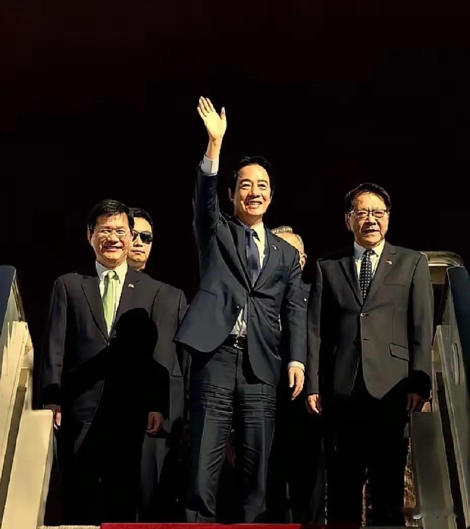 最近台湾岛内不少人心里都慌了神，
不管是生意人还是普通打工人，
都忙着规划后路，