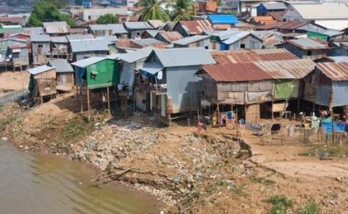 有些国家穷，是很难理解的，就如柬埔寨，18万平方公里的土地，75%是平原，人口还