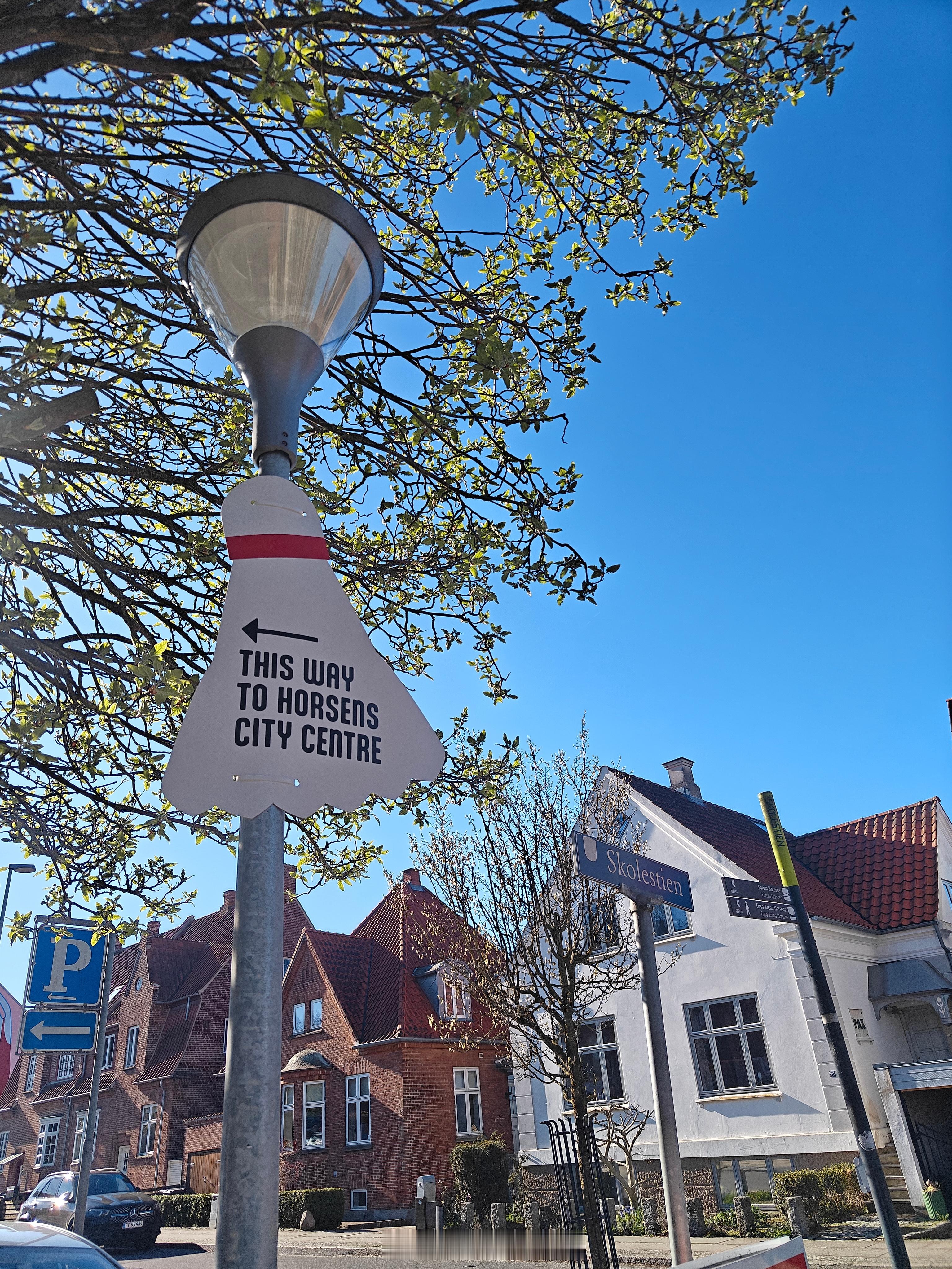 丹麦小城霍森斯，街头点缀汤尤杯元素2026年汤尤杯