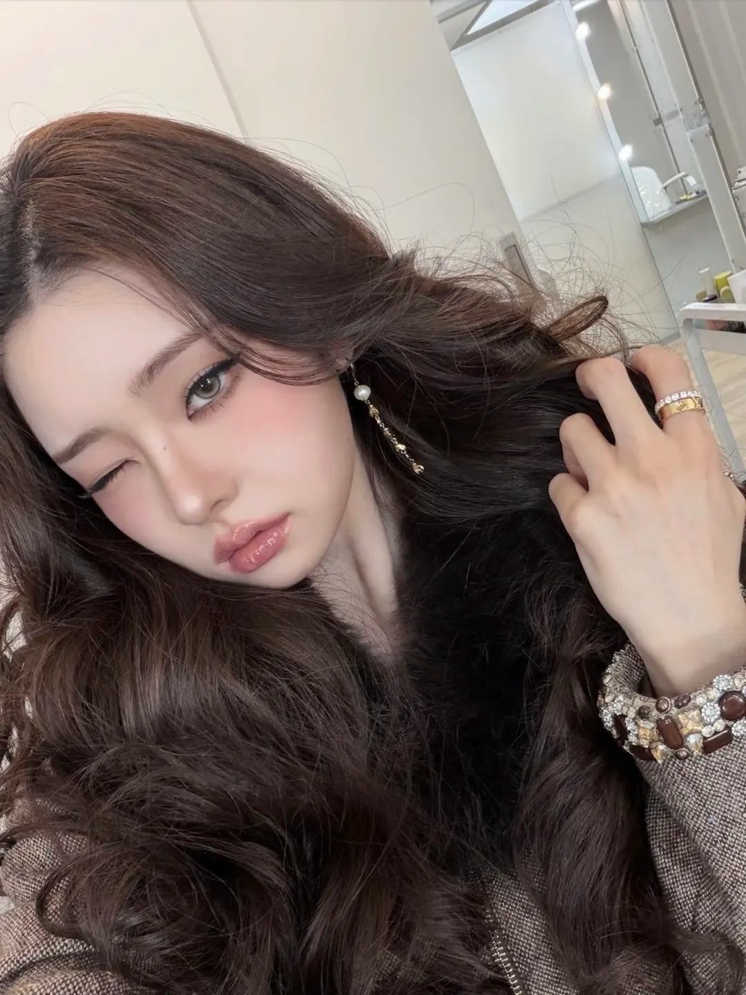 底妆前薄涂妆前乳，油皮选控油款、干皮选保湿的，用美妆蛋轻拍上妆，底妆更服帖，还能