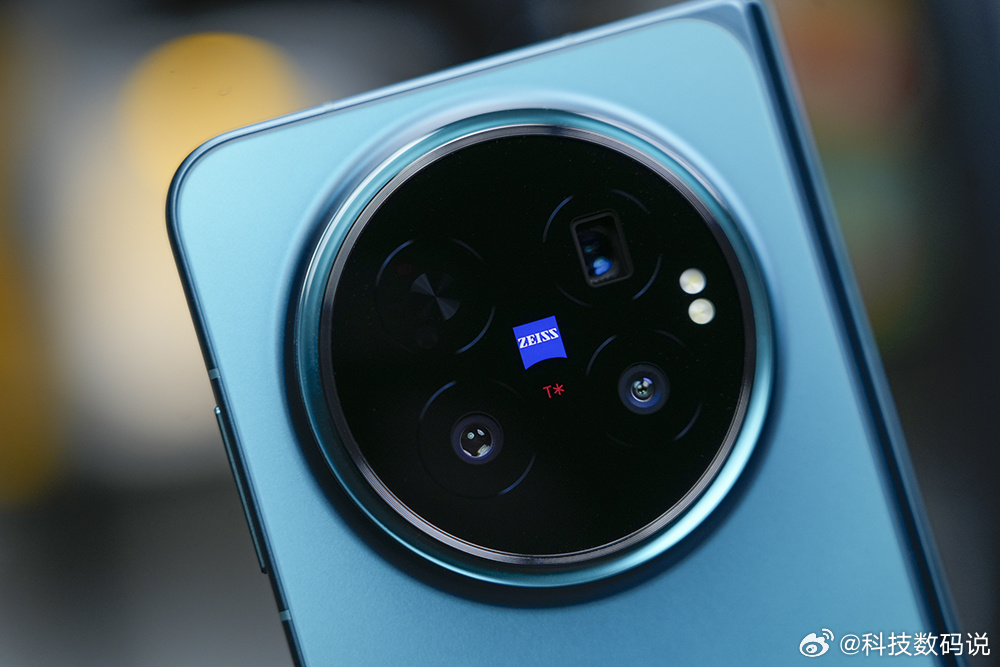 vivo X Fold6「蓝洞」通透而神秘的颜色不同角度、光线下不一样的颜色而且