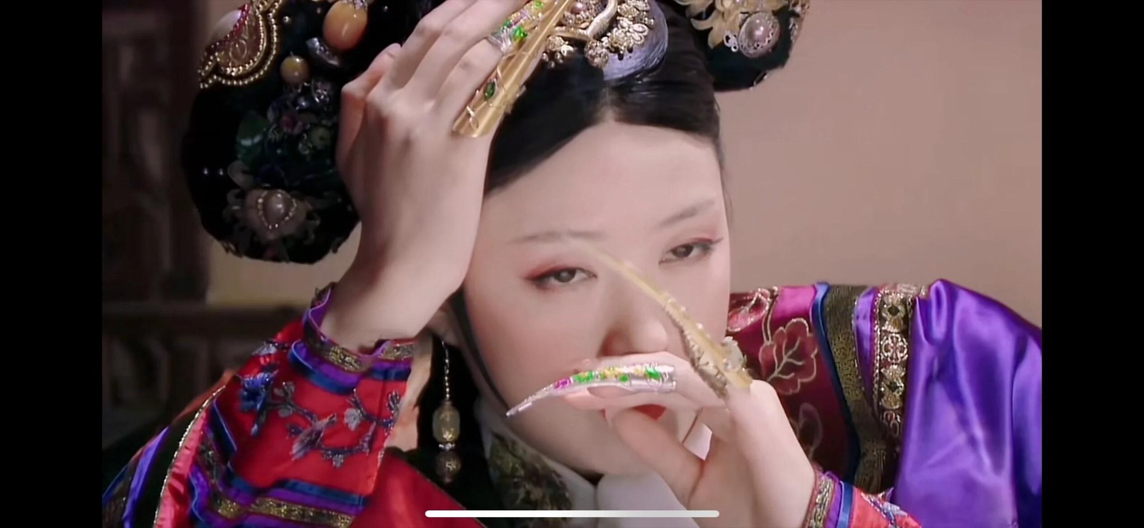 华妃的护甲是发卡冒充的全靠同行衬托，原来华妃的手美到这个程度，玉指纤纤柔若无骨！