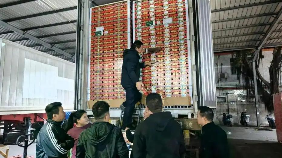 12月6日，伴随着汽笛的鸣响，一艘装载约370个集装箱、总重近8000吨智利车厘