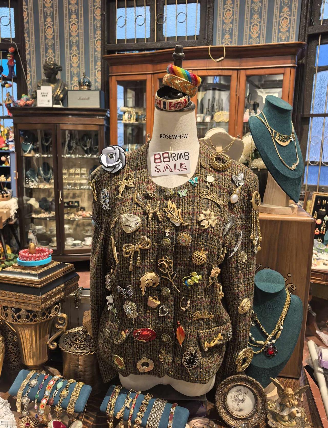 东山口的vintage中古店
在东山口逛到的一家专门首饰的中古店vintage店