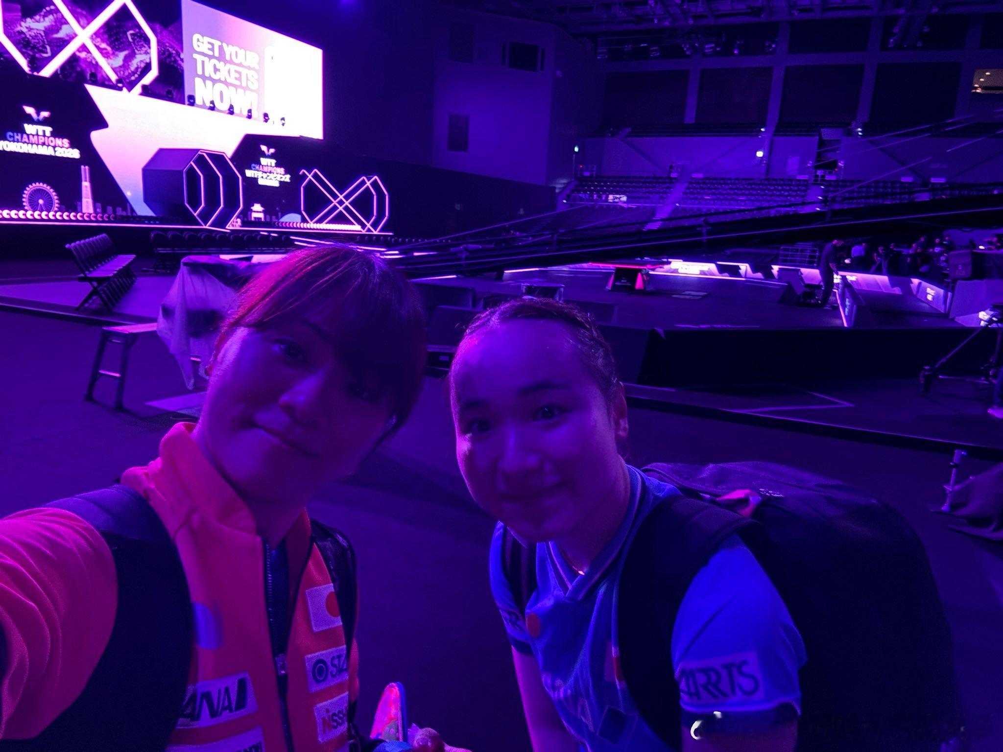 2026WTT横滨冠军赛1比3不敌王艺迪止步女单首轮的伊藤美诚，赛后和球迷签名合