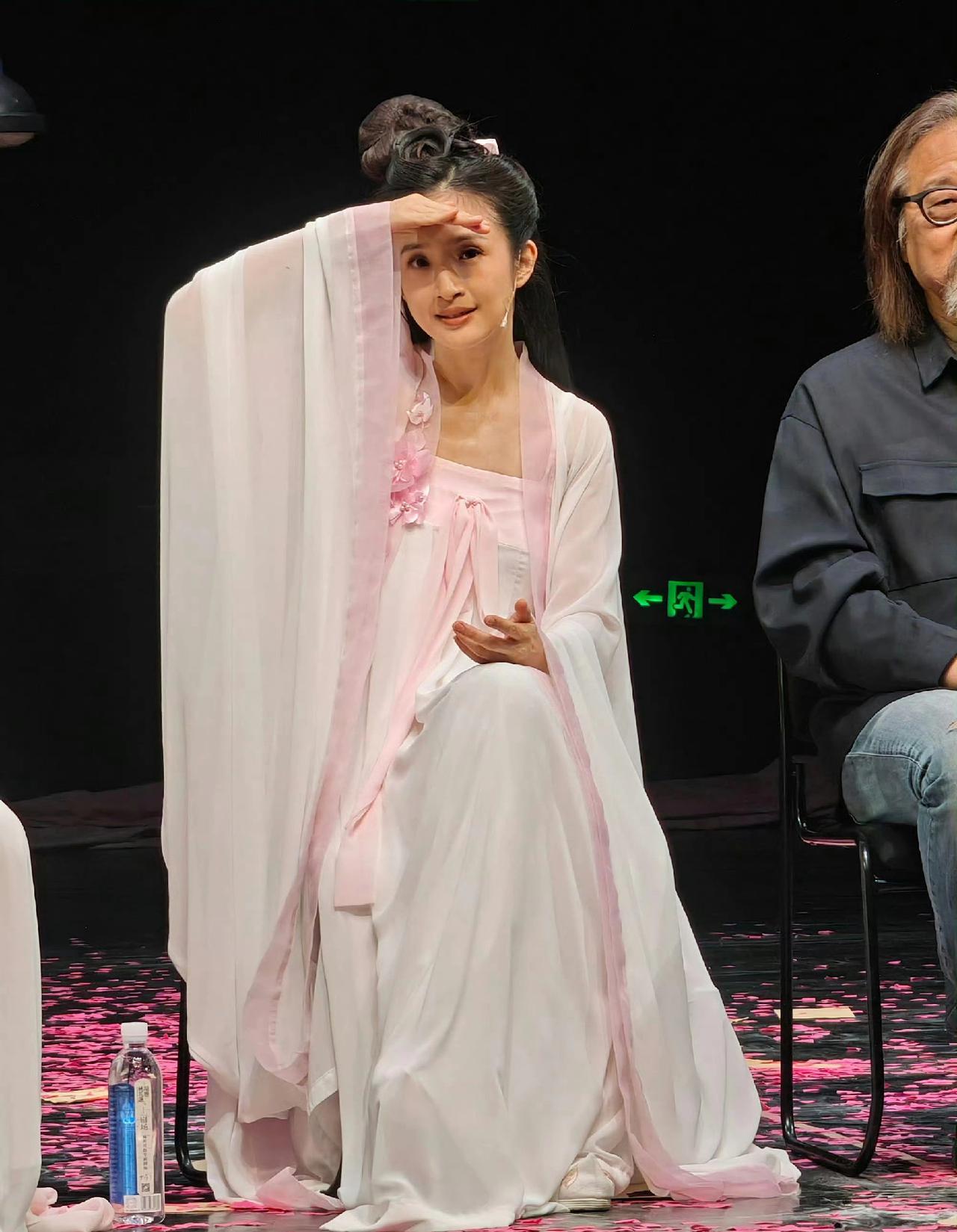 谁能想到！
43岁林依晨直言上班比带娃轻松，
这句话直接戳中了无数妈妈的心坎里